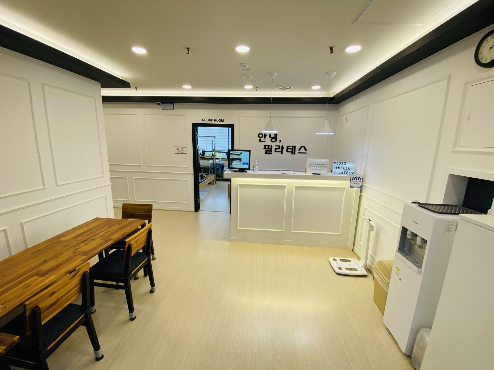 안녕필라테스 5층 상담 공간과 안내 데스크