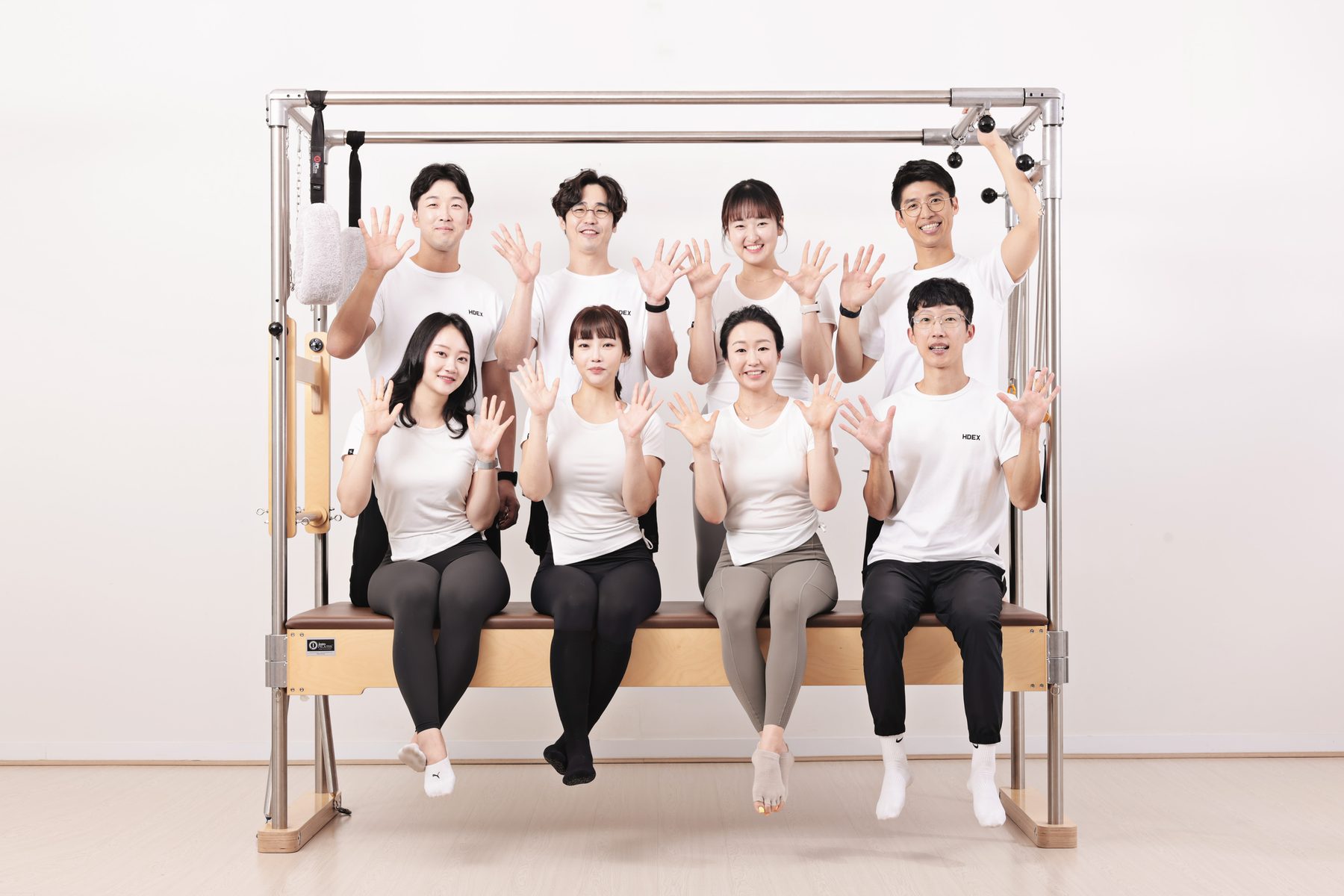 캐딜락 위에 앉은 안녕필라테스 선생님들